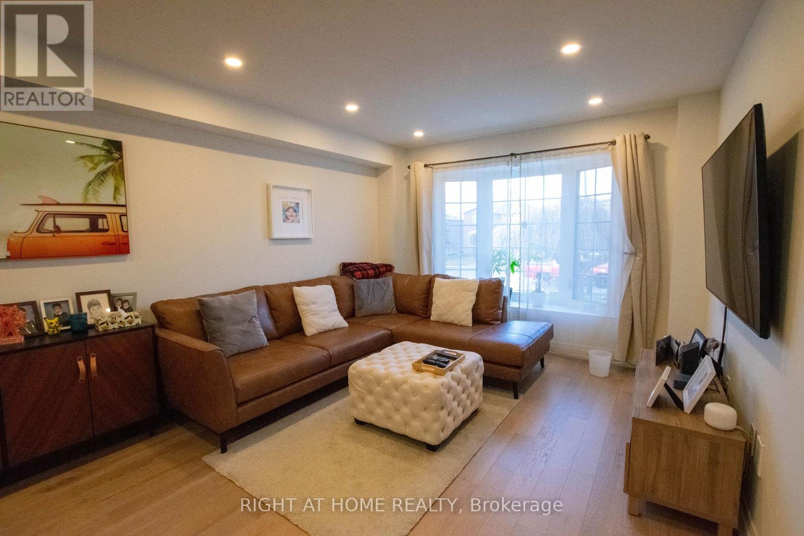 832 Leslie Valley Drive, Newmarket, Ontario  L3Y 7H3 - Photo 3 - N12569888