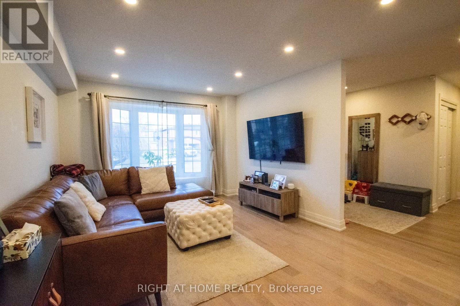 832 Leslie Valley Drive, Newmarket, Ontario  L3Y 7H3 - Photo 4 - N12569888