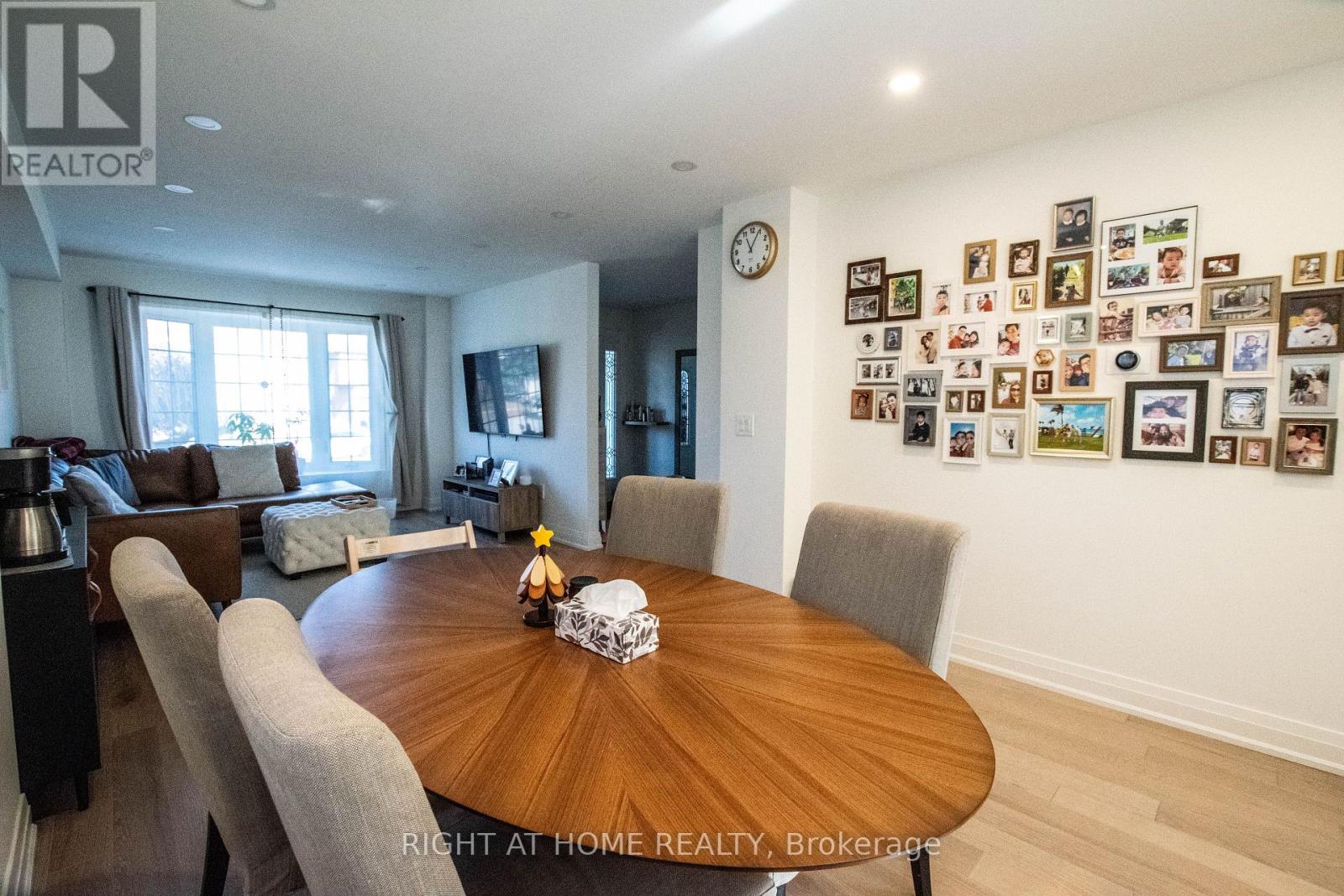 832 Leslie Valley Drive, Newmarket, Ontario  L3Y 7H3 - Photo 5 - N12569888