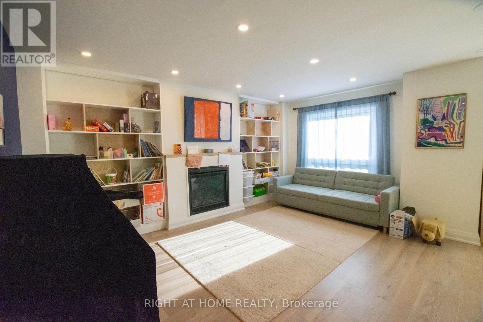 832 Leslie Valley Drive, Newmarket, Ontario  L3Y 7H3 - Photo 6 - N12569888