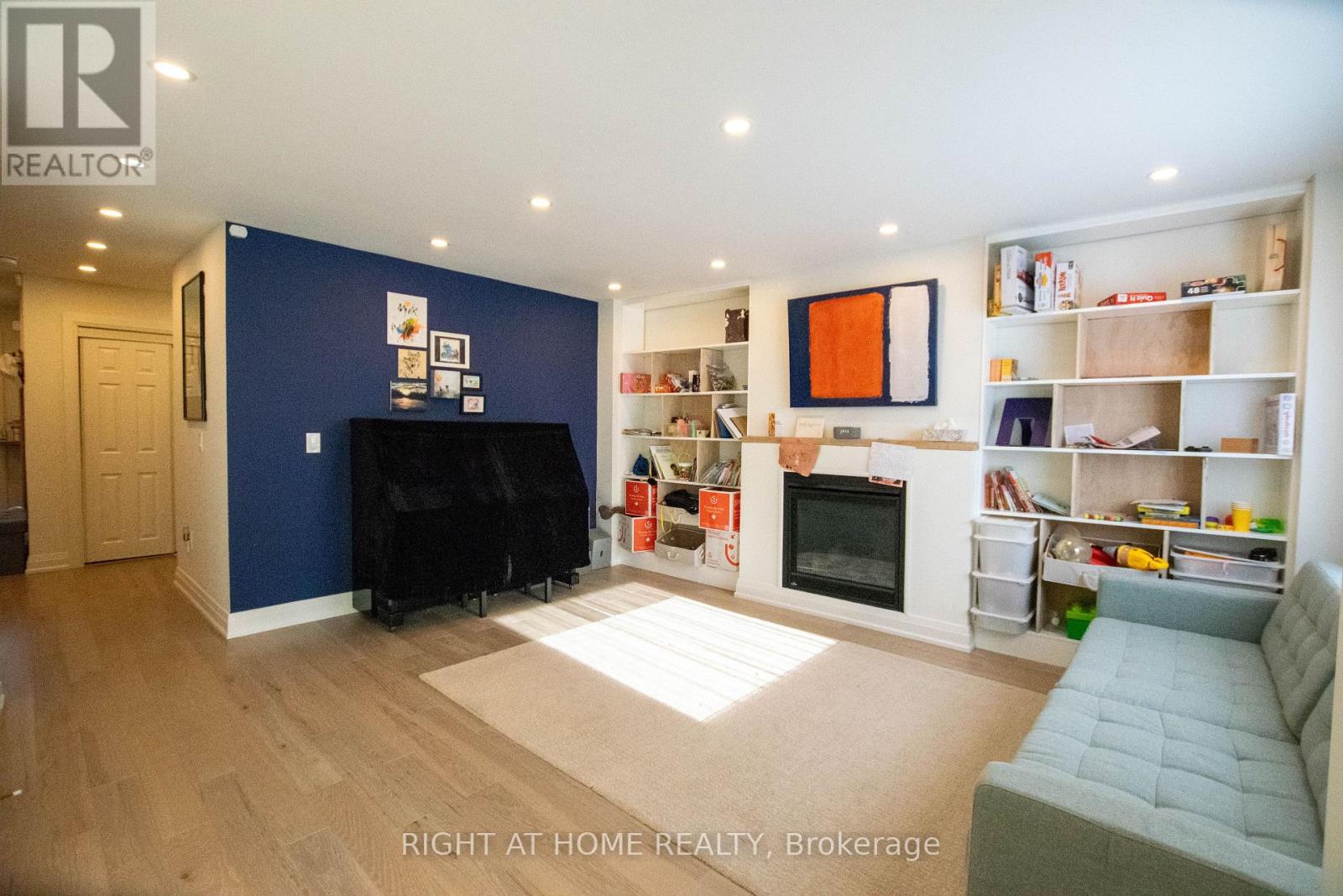 832 Leslie Valley Drive, Newmarket, Ontario  L3Y 7H3 - Photo 7 - N12569888