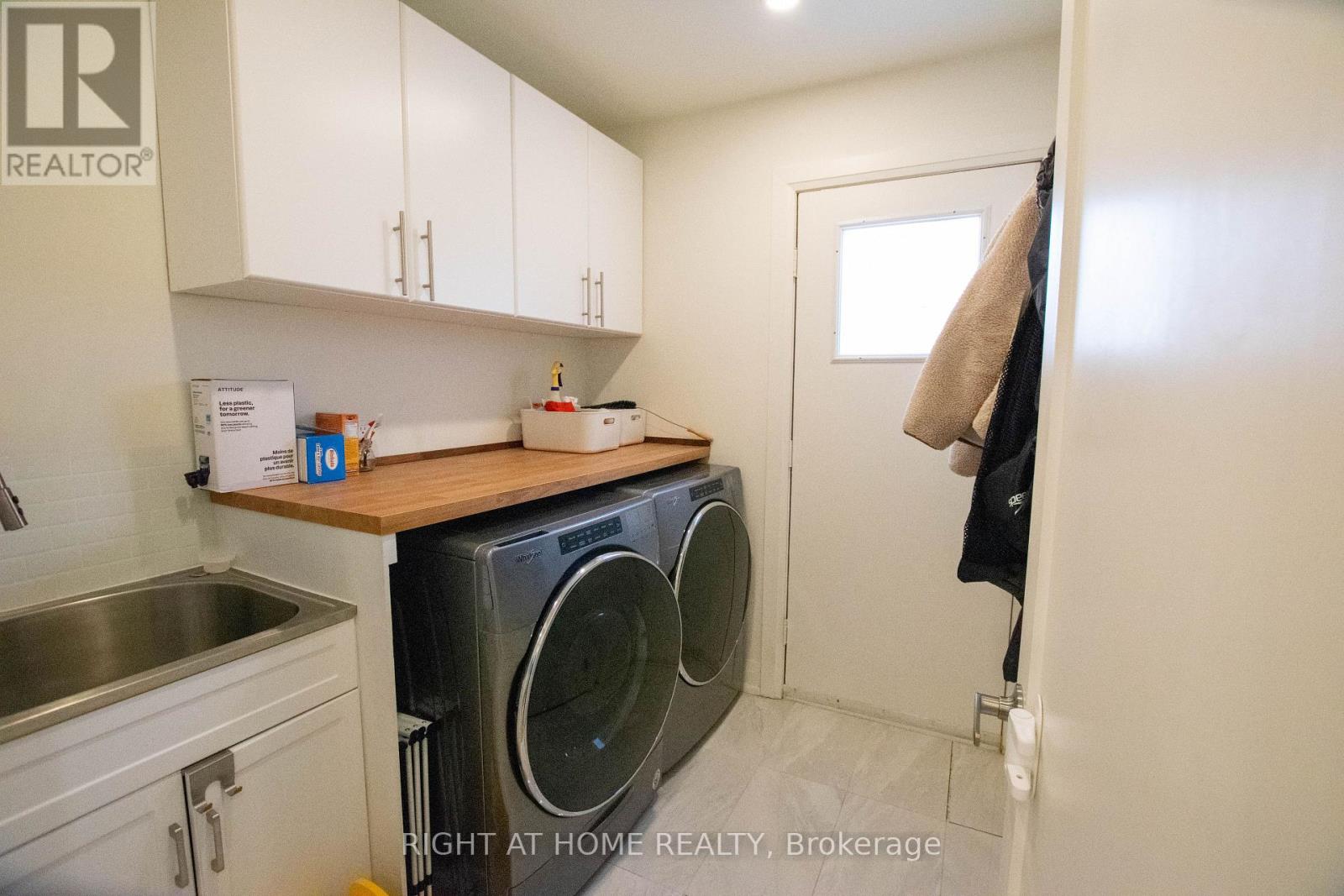 832 Leslie Valley Drive, Newmarket, Ontario  L3Y 7H3 - Photo 8 - N12569888