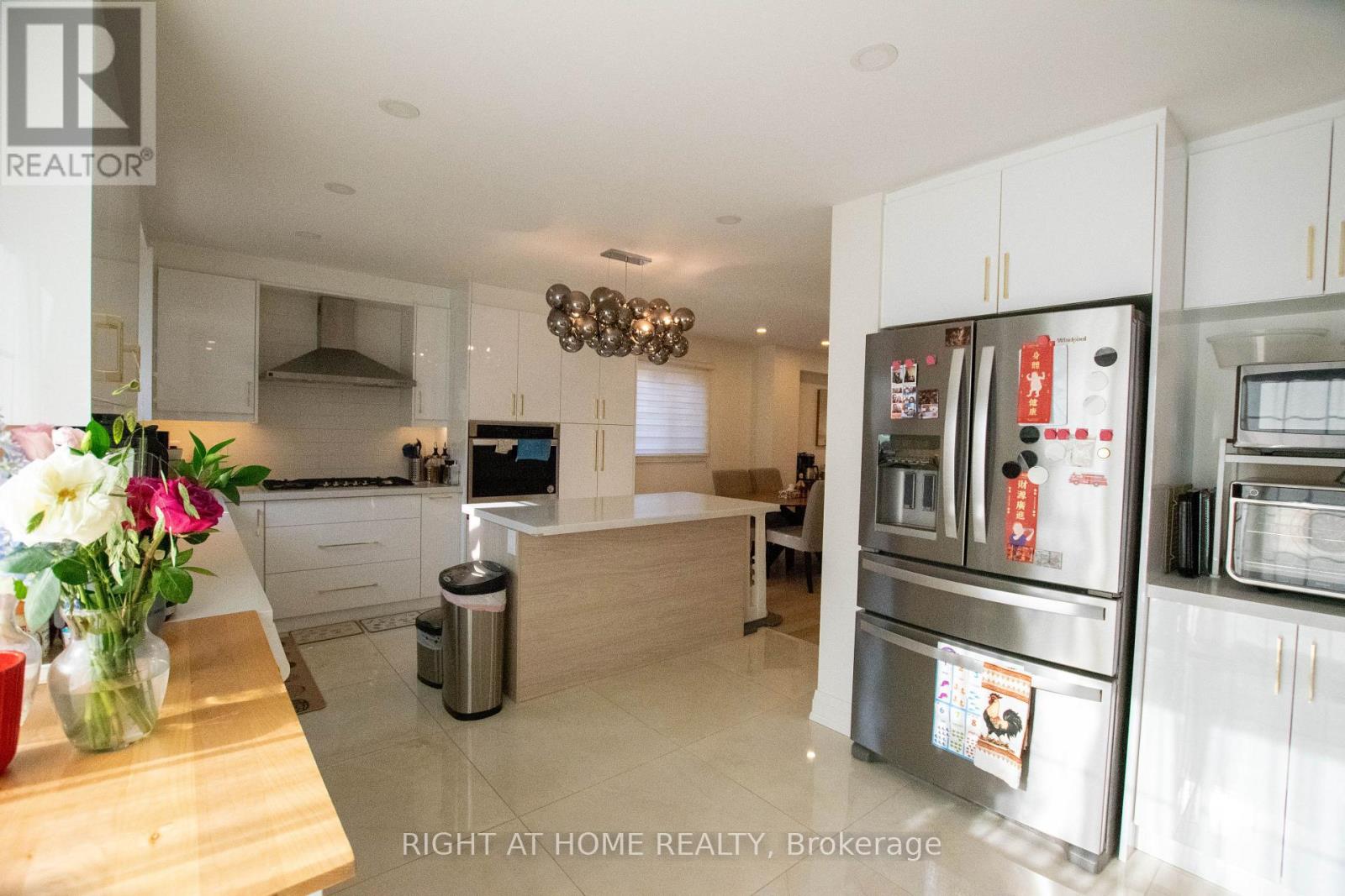 832 Leslie Valley Drive, Newmarket, Ontario  L3Y 7H3 - Photo 9 - N12569888