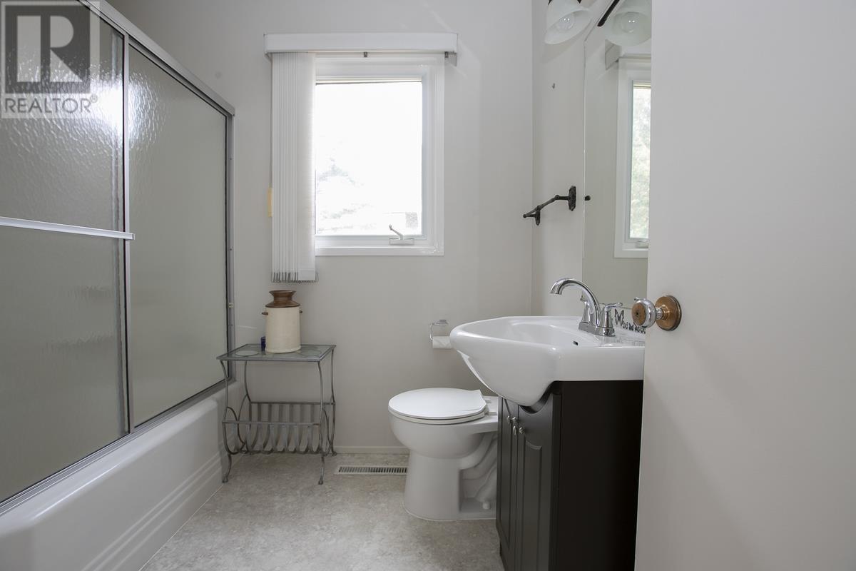 1377 Queen St, Sault Ste. Marie, Ontario  P6A 2G1 - Photo 24 - SM253322