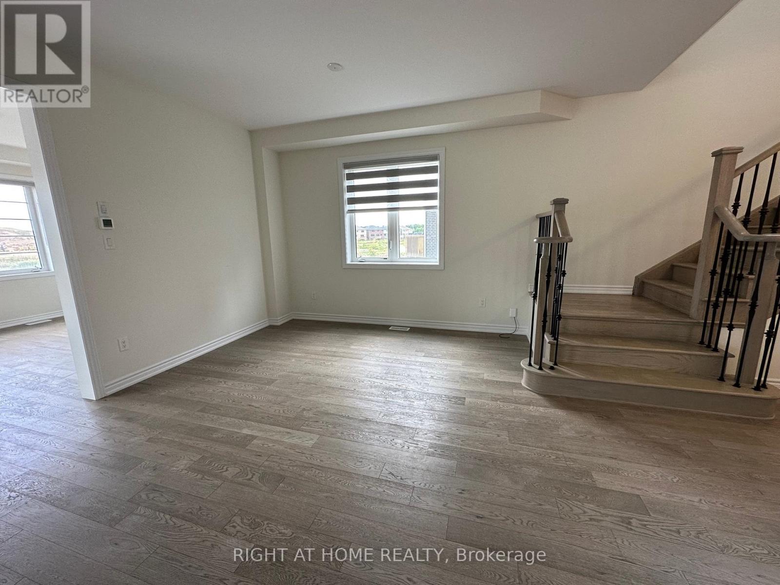 Upper - 3 Bee Crescent, Brantford, Ontario  N3T 0V7 - Photo 5 - X12411087