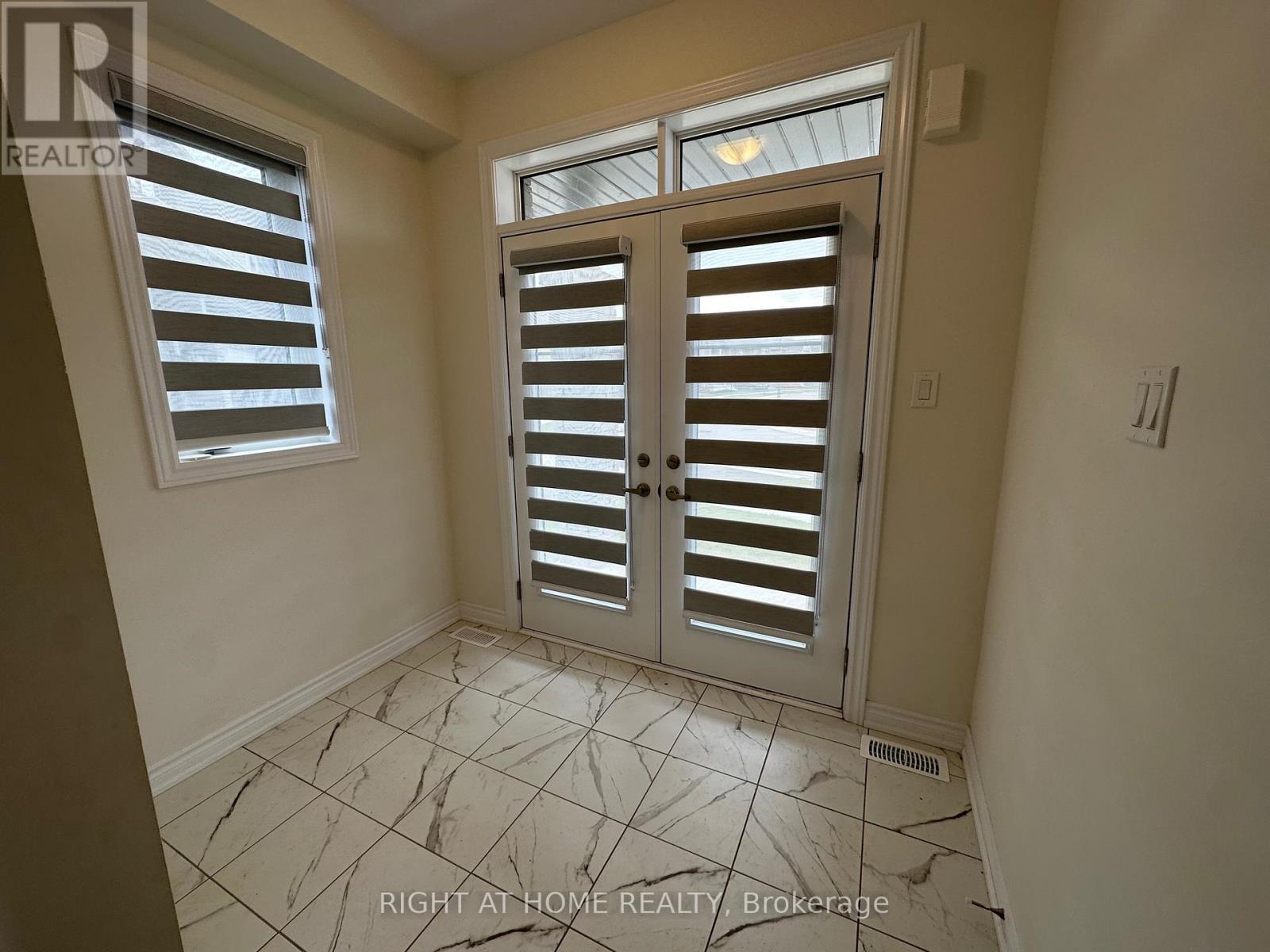 Upper - 3 Bee Crescent, Brantford, Ontario  N3T 0V7 - Photo 3 - X12411087