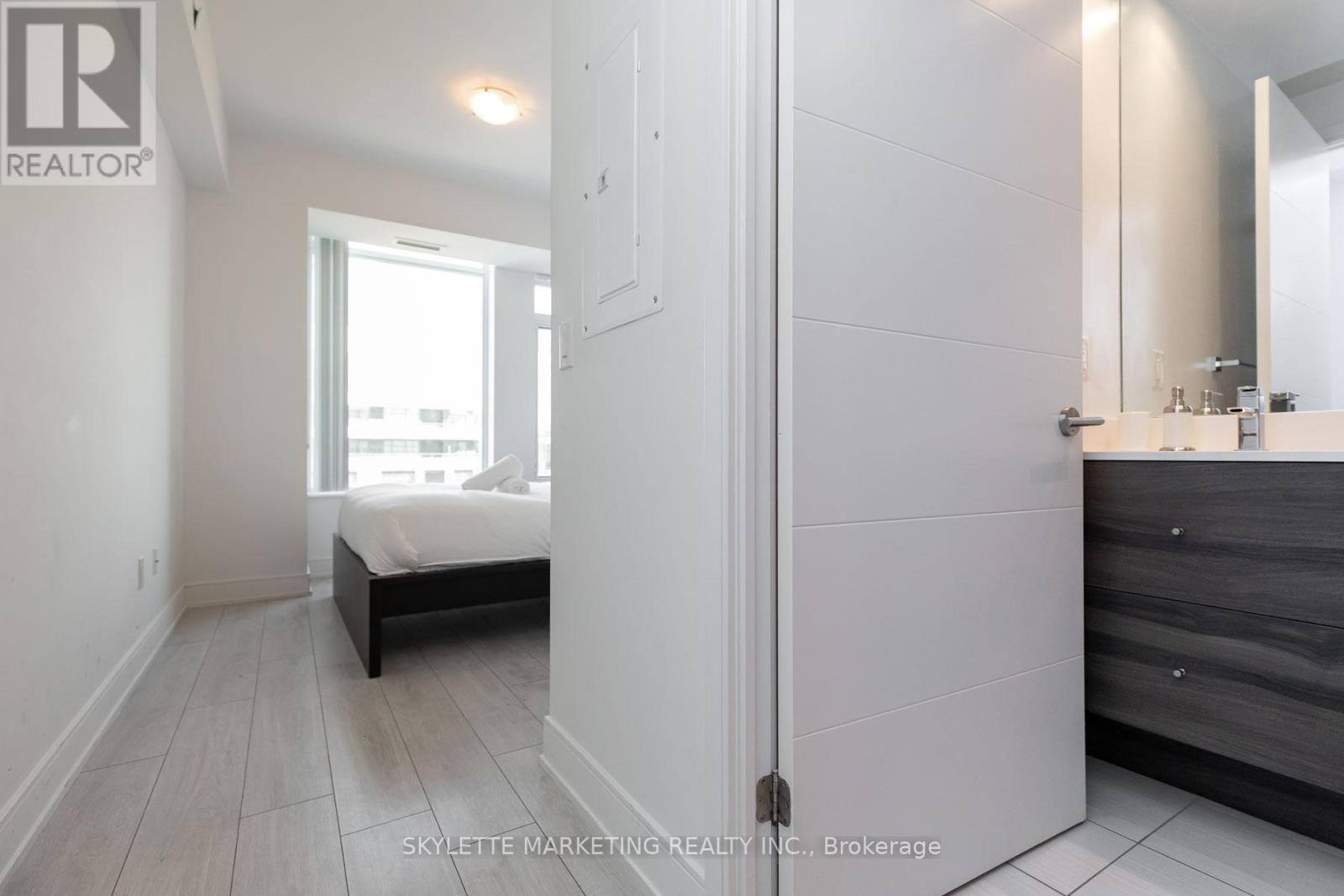 1822 - 525 Adelaide Street W, Toronto, Ontario  M5V 0N7 - Photo 9 - C12569938