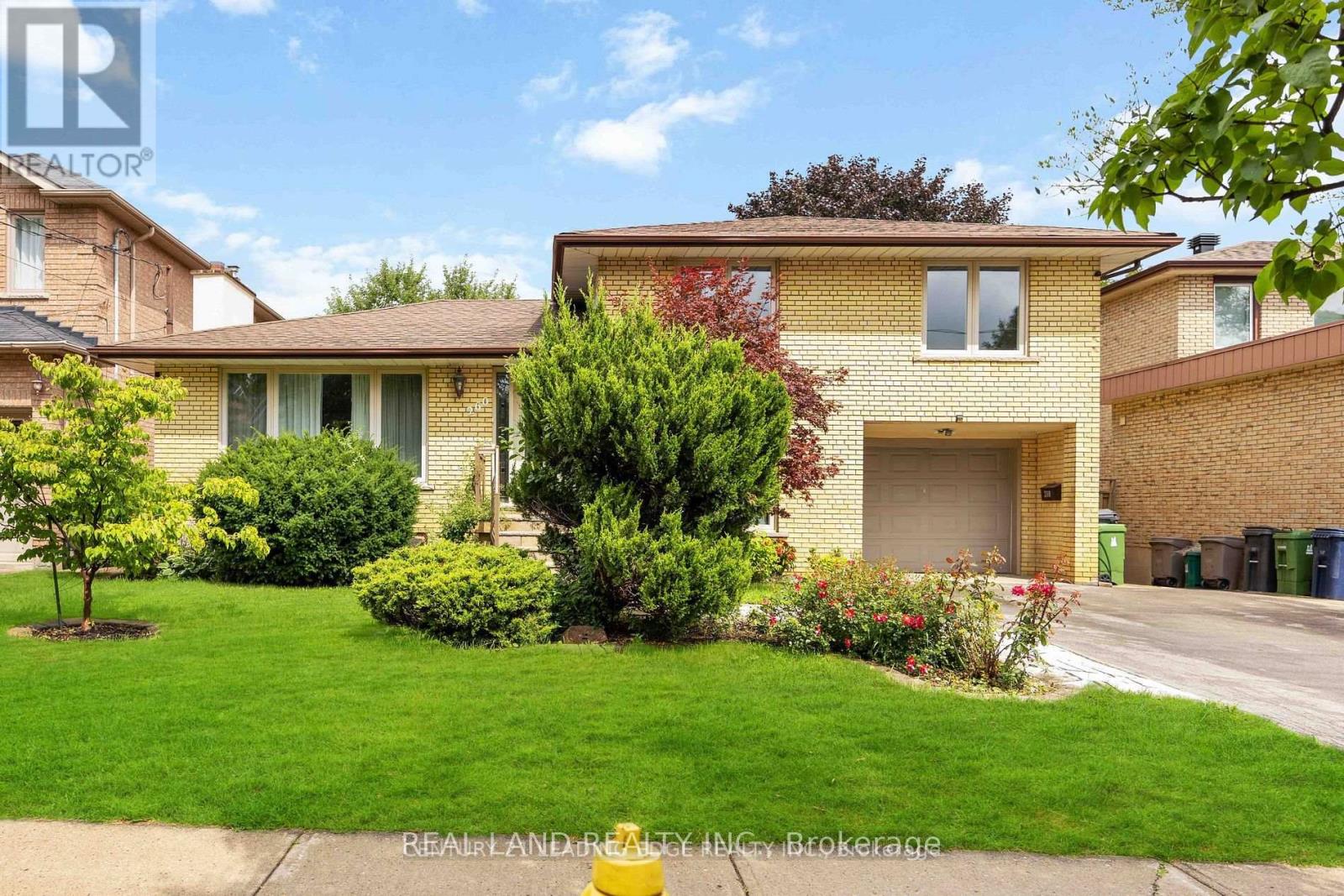 Upper - 260 Fisherville Road, Toronto, Ontario  M2R 3C5 - Photo 2 - C12569956