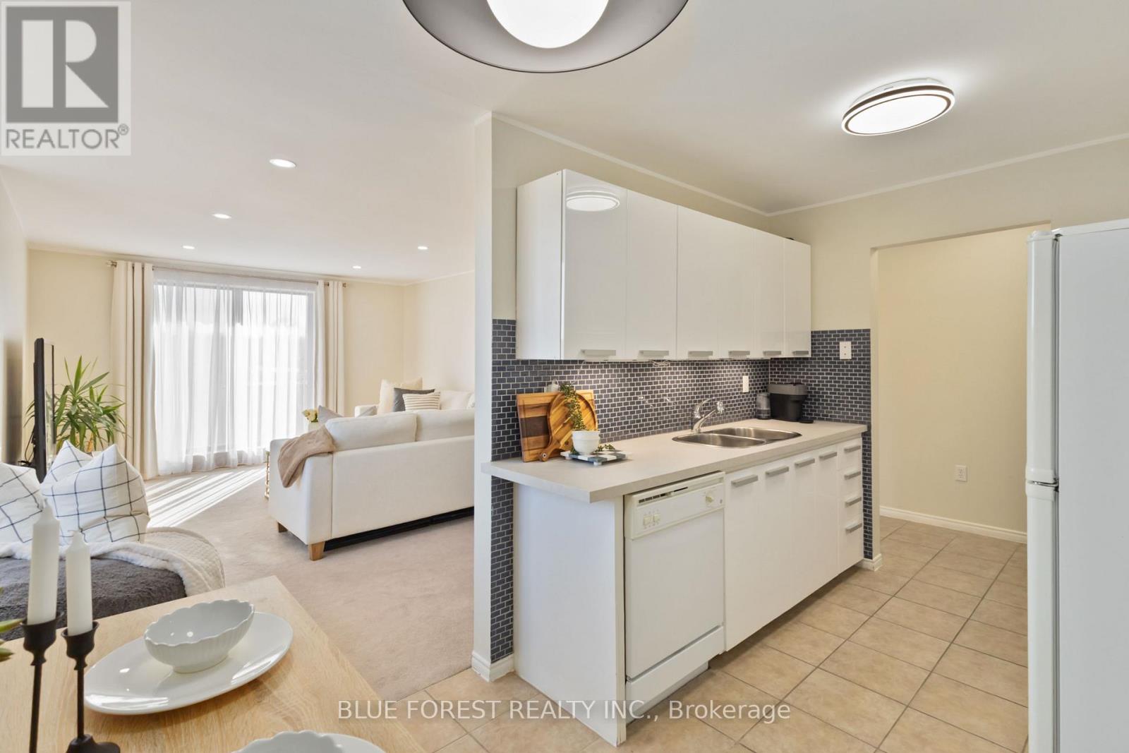 Photo 5 of 37 for 502 - 75 Huxley Street