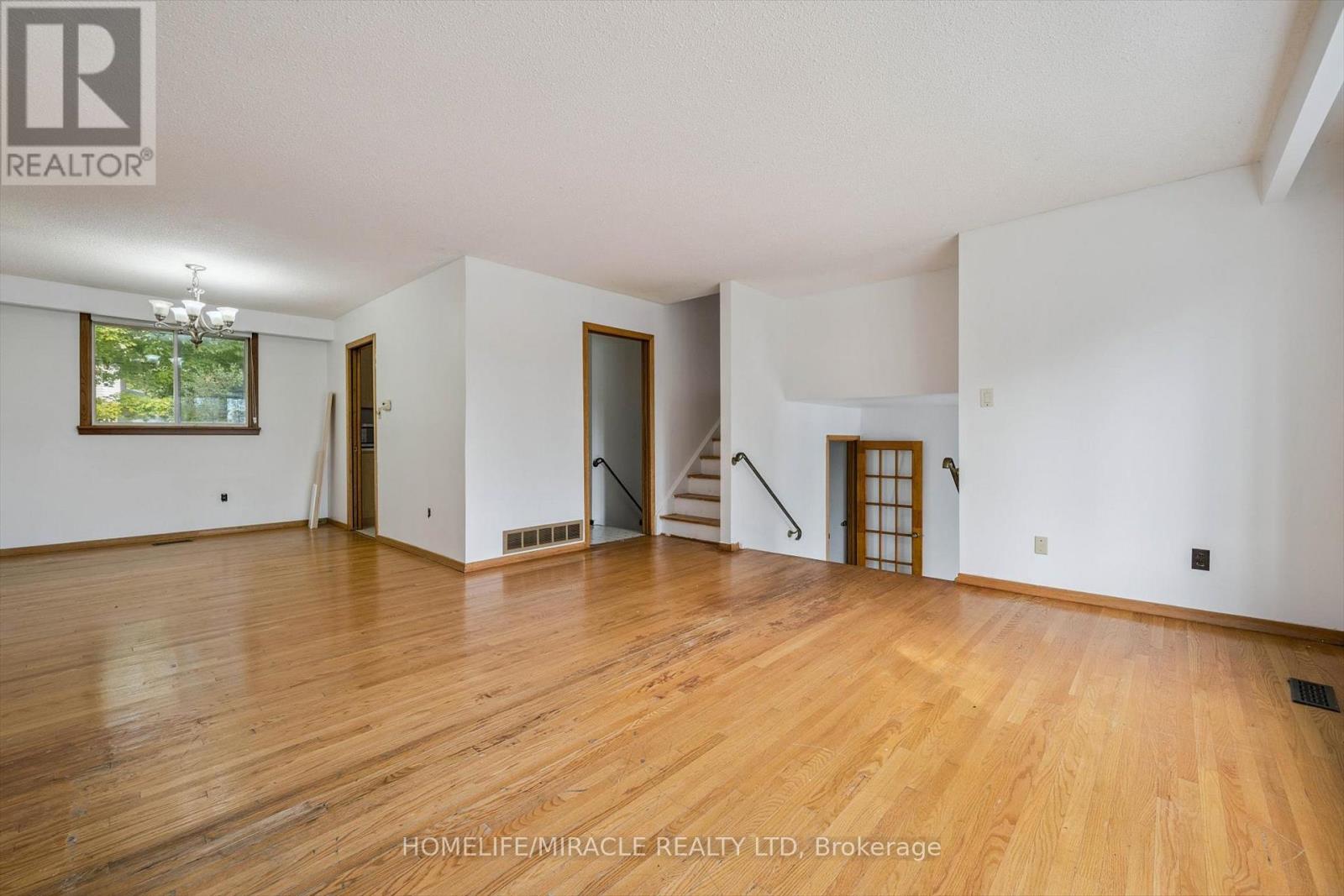 56 Elgin Drive, Brampton, Ontario  L6Y 1A8 - Photo 7 - W12569566