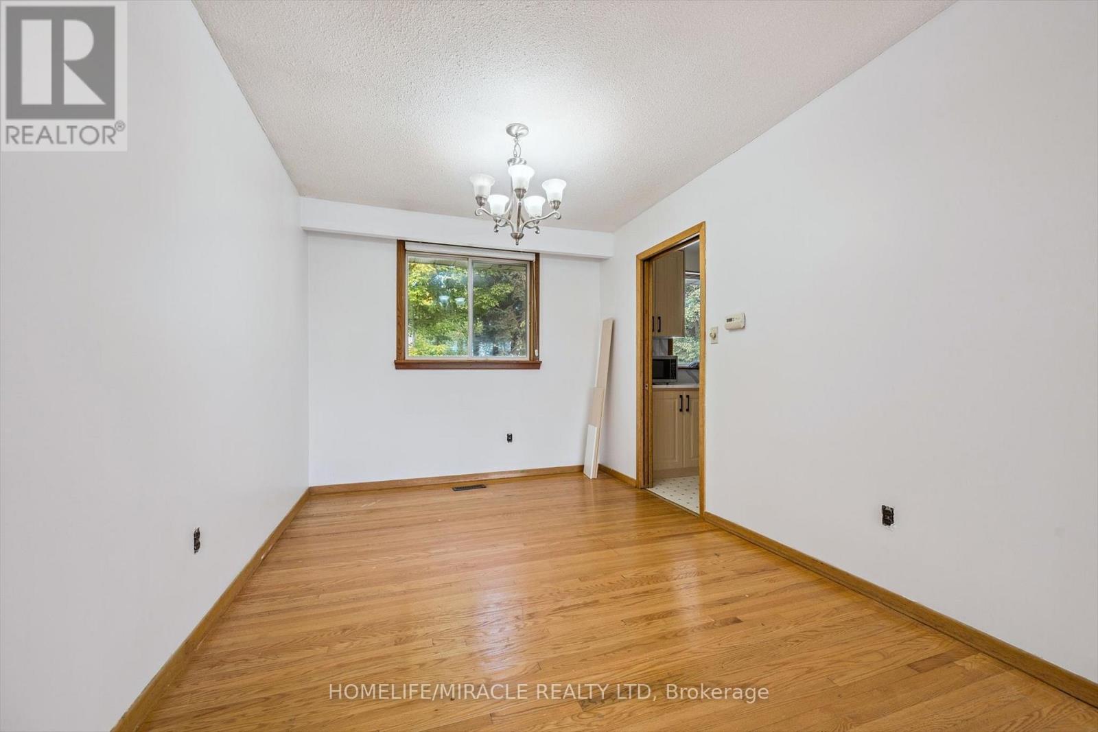 56 Elgin Drive, Brampton, Ontario  L6Y 1A8 - Photo 9 - W12569566