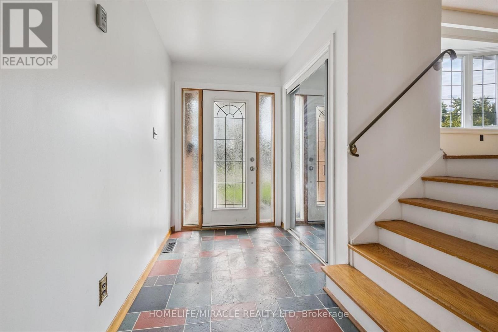 56 Elgin Drive, Brampton, Ontario  L6Y 1A8 - Photo 5 - W12569566