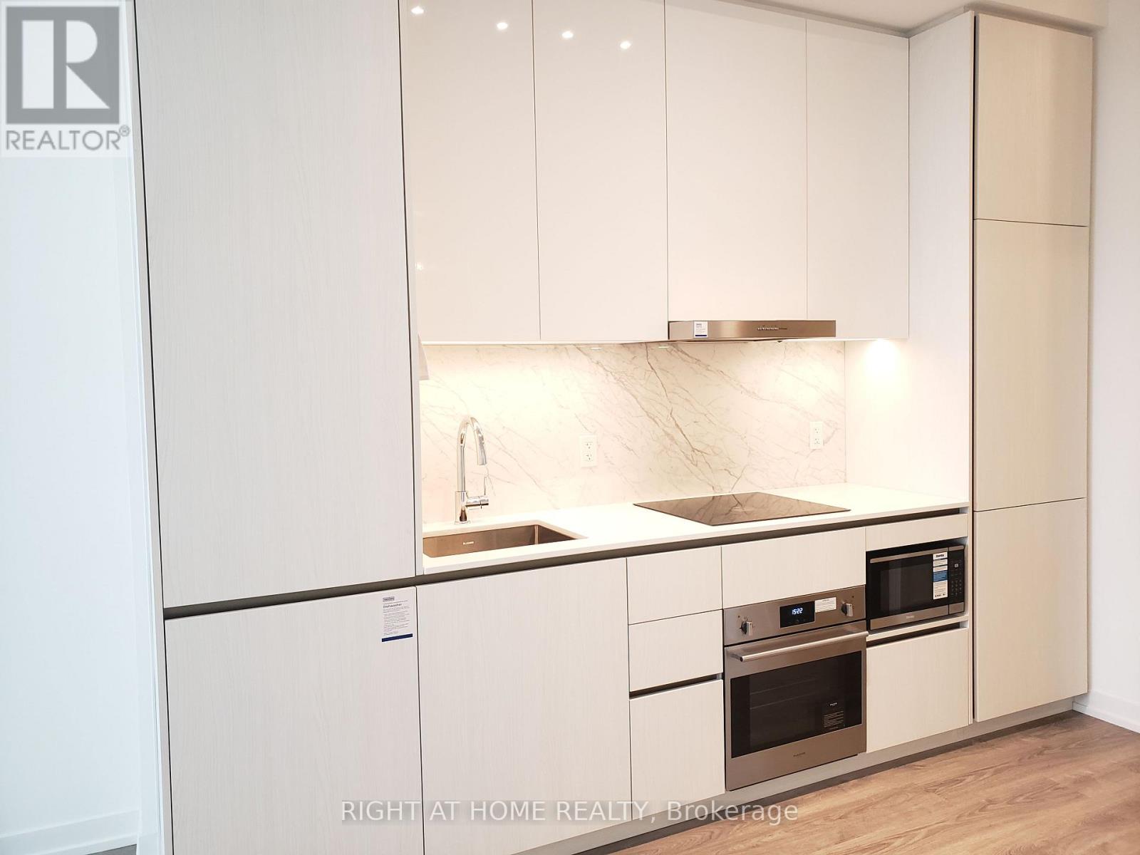 8 Interchange Way, Vaughan, Ontario  L4K 5Z7 - Photo 3 - N12565920