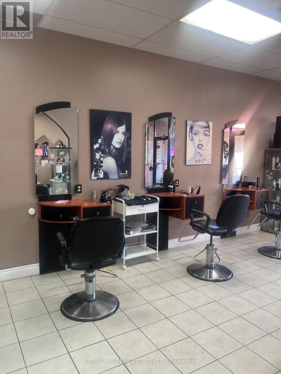 1070 Stone Church Road E, Hamilton, Ontario  L8W 3K8 - Photo 2 - X12500554