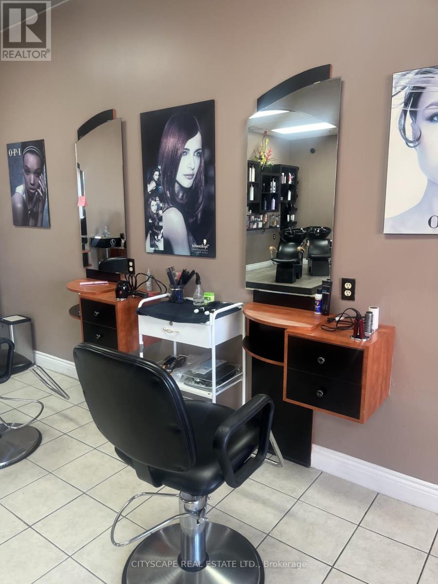 1070 Stone Church Road E, Hamilton, Ontario  L8W 3K8 - Photo 3 - X12500554