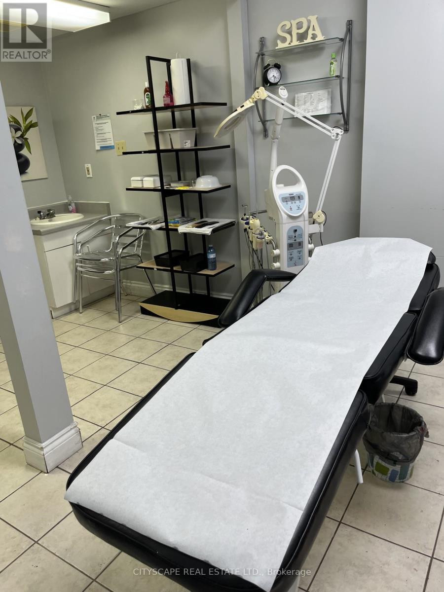 1070 Stone Church Road E, Hamilton, Ontario  L8W 3K8 - Photo 6 - X12500554