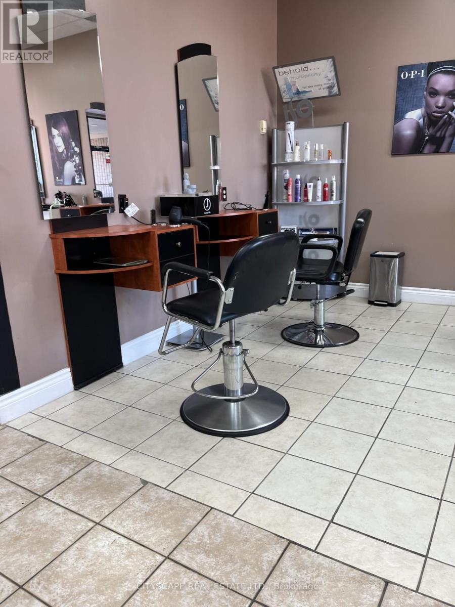 1070 Stone Church Road E, Hamilton, Ontario  L8W 3K8 - Photo 11 - X12500554