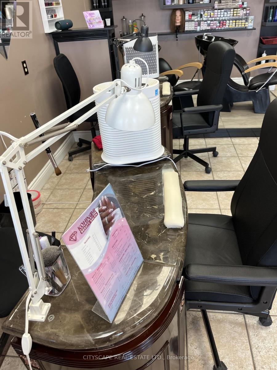 1070 Stone Church Road E, Hamilton, Ontario  L8W 3K8 - Photo 12 - X12500554