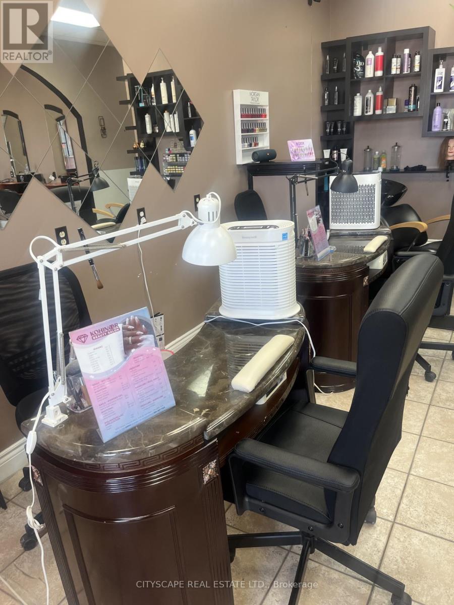 1070 Stone Church Road E, Hamilton, Ontario  L8W 3K8 - Photo 4 - X12500554