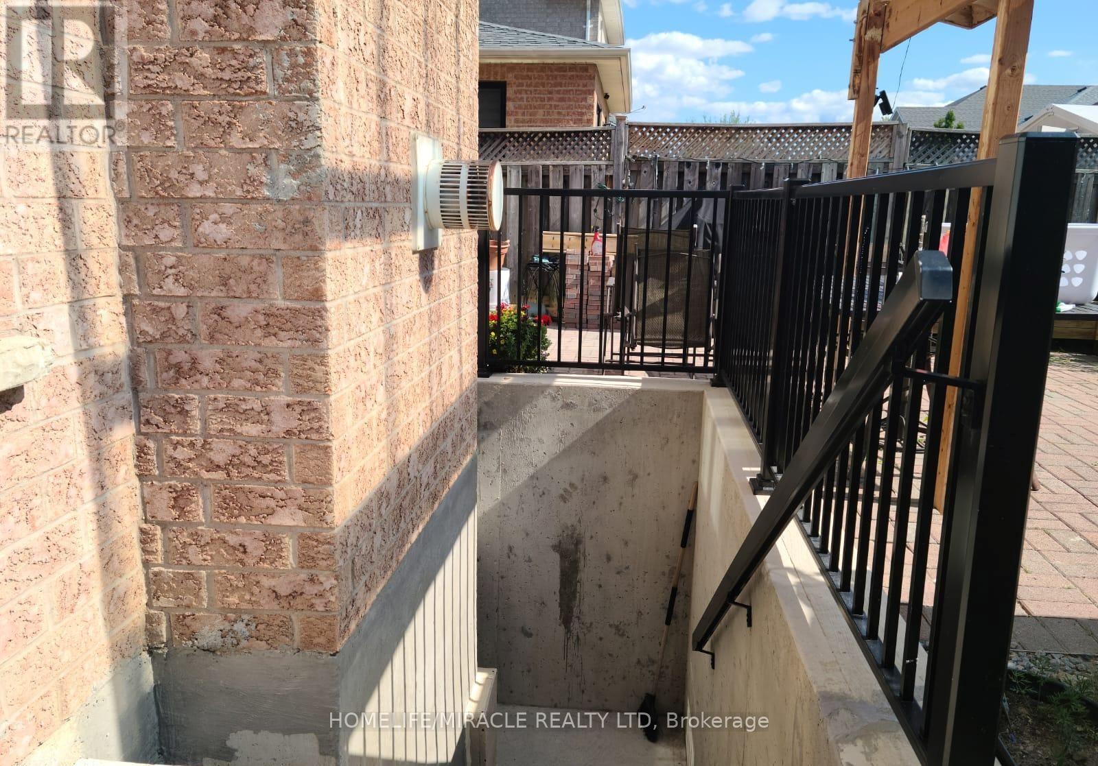 36 Legend Lane, Brampton, Ontario  L6X 5B5 - Photo 4 - W12570038