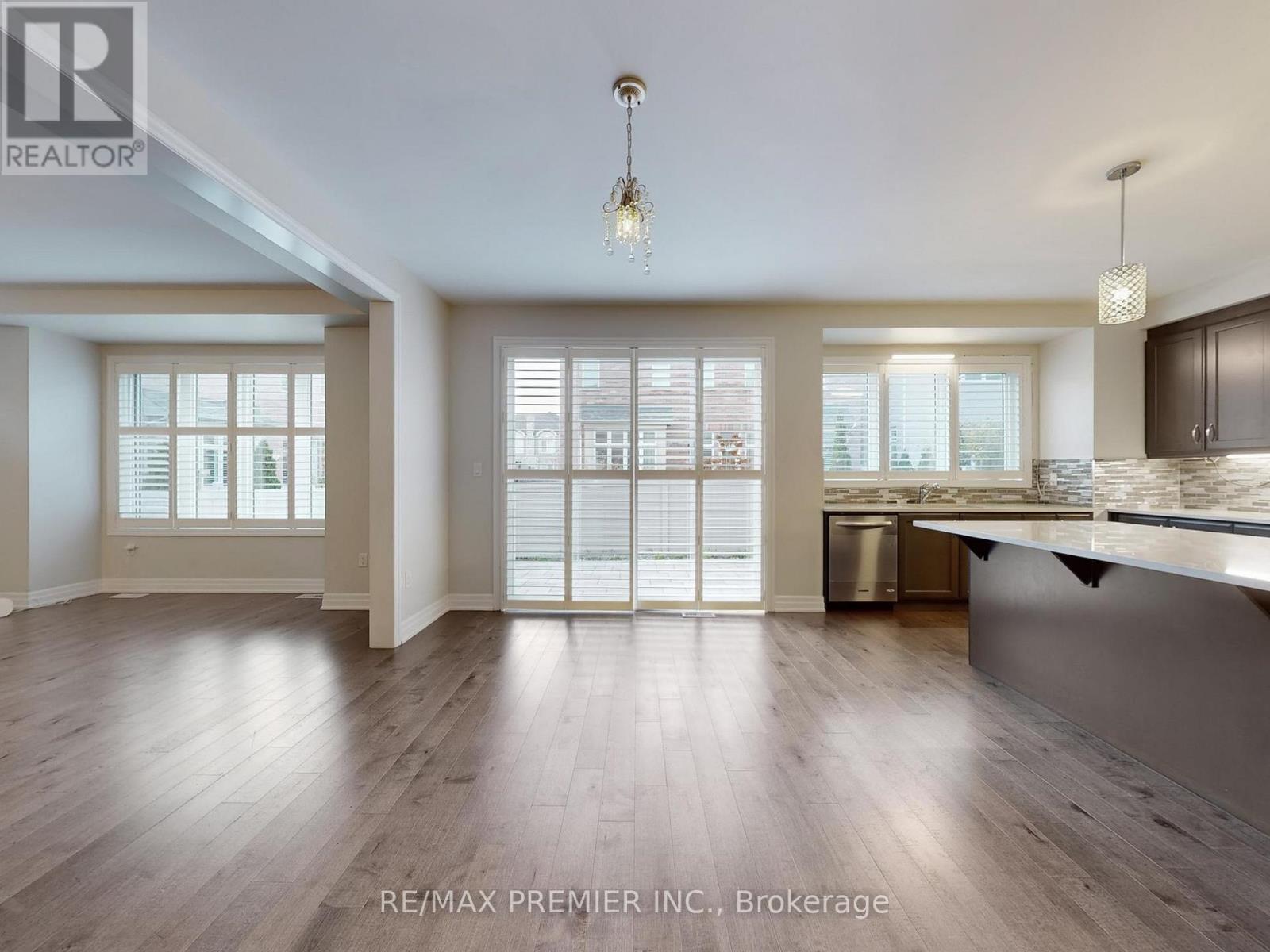 140 Magnolia Crescent, Oakville, Ontario L6M 4M1 - Photo 12 - W12496680