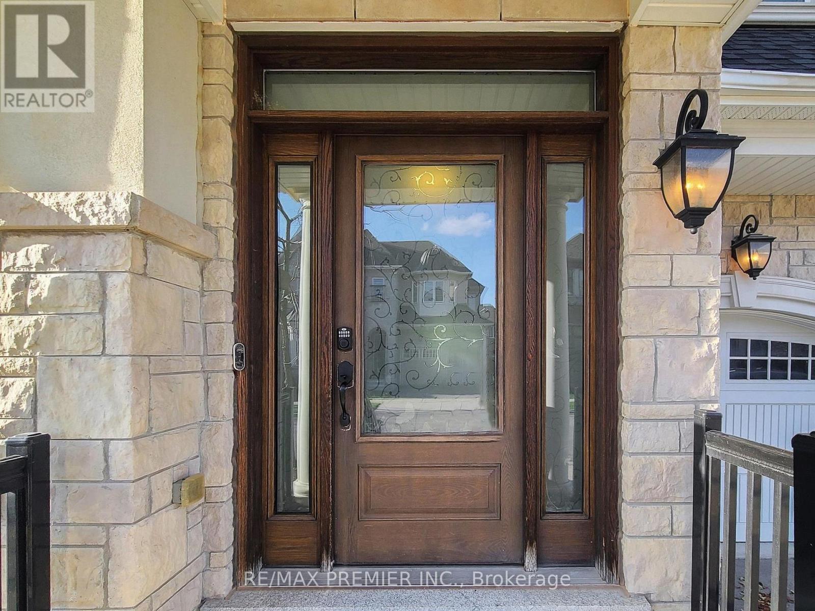 140 Magnolia Crescent, Oakville, Ontario L6M 4M1 - Photo 3 - W12496680