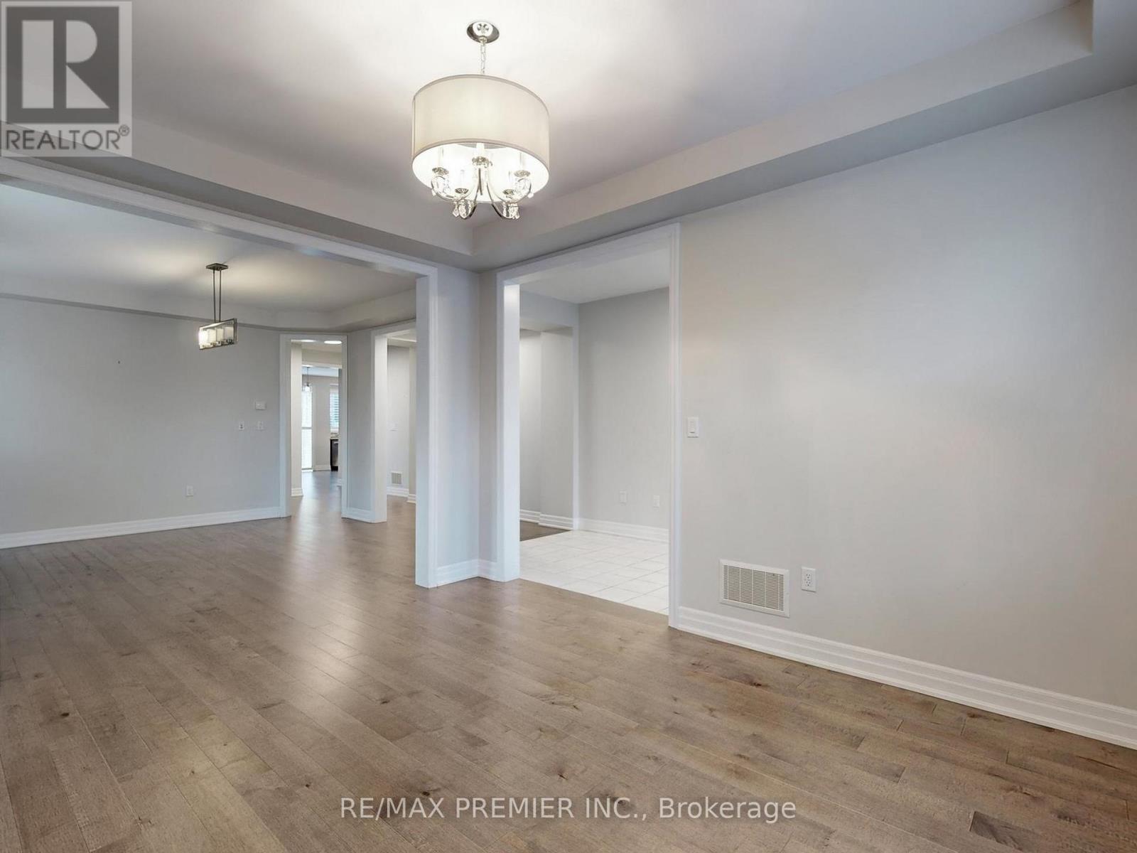 140 Magnolia Crescent, Oakville, Ontario L6M 4M1 - Photo 5 - W12496680