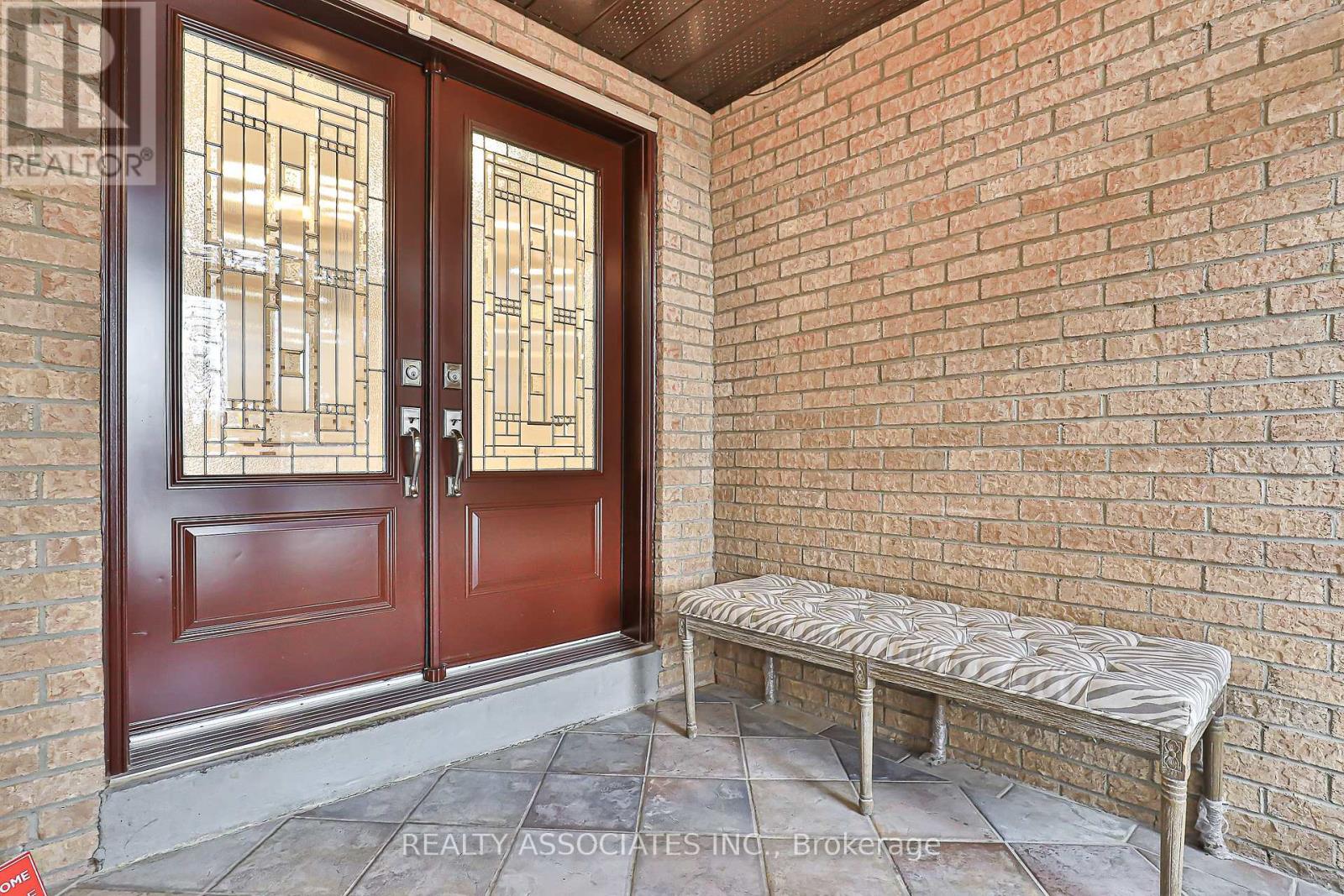 81 Derby Court, Newmarket, Ontario  L3Y 5Z8 - Photo 5 - N12559172