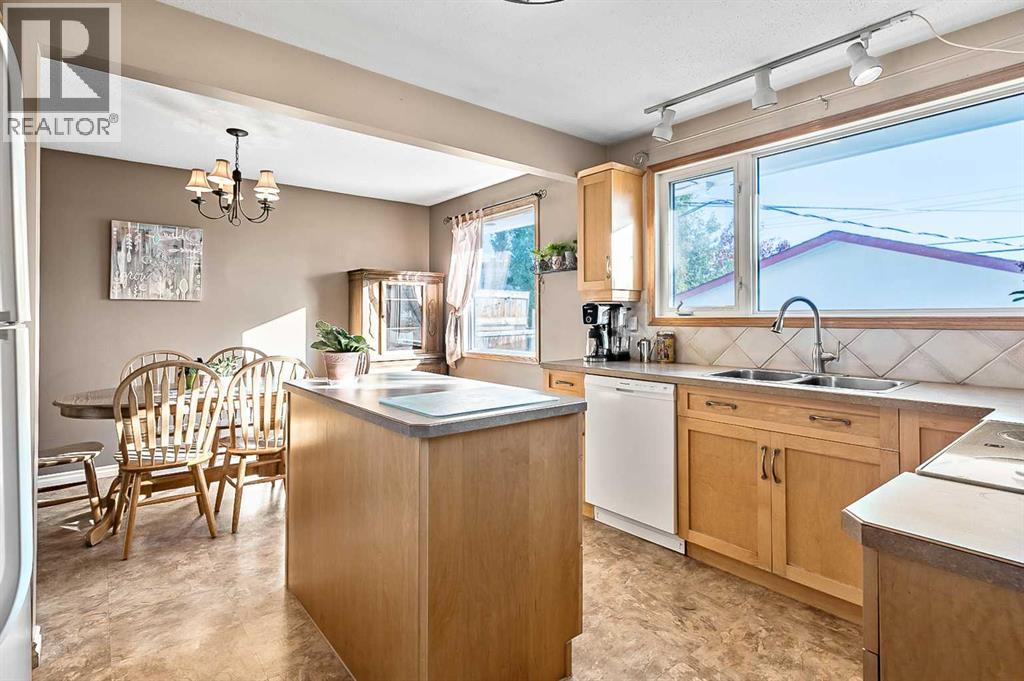 2628 Lionel Crescent Sw, Calgary, Alberta  T3E 6B1 - Photo 13 - A2229831