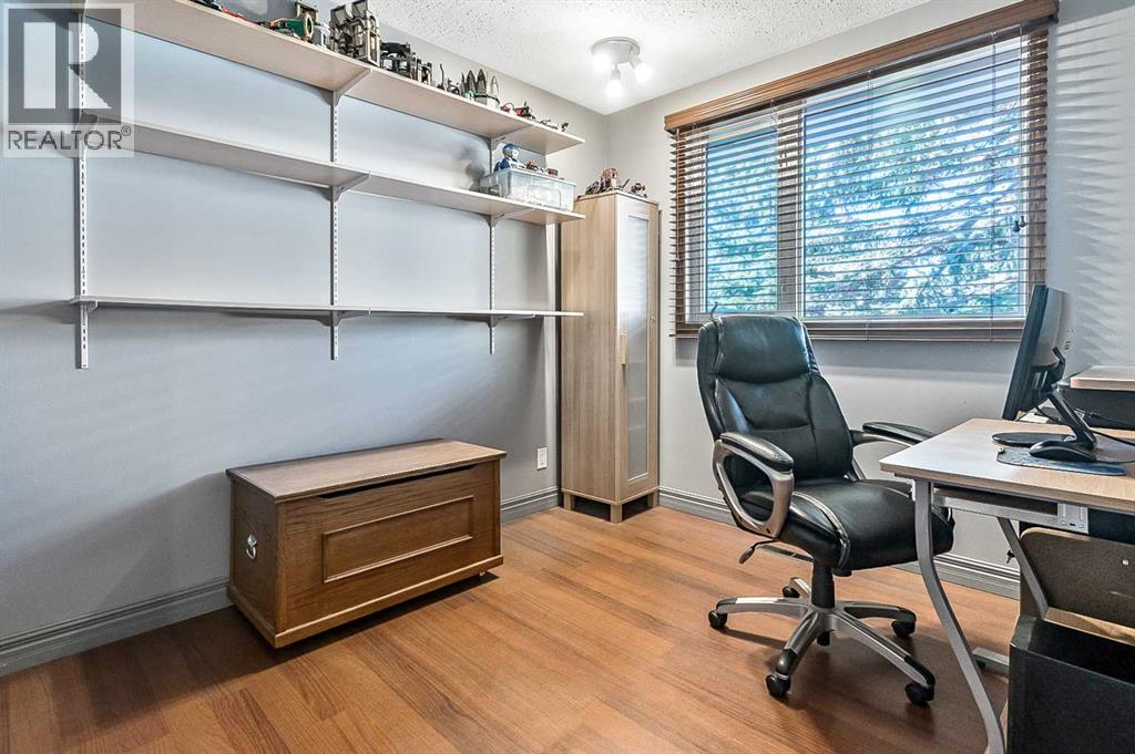 2628 Lionel Crescent Sw, Calgary, Alberta  T3E 6B1 - Photo 18 - A2229831