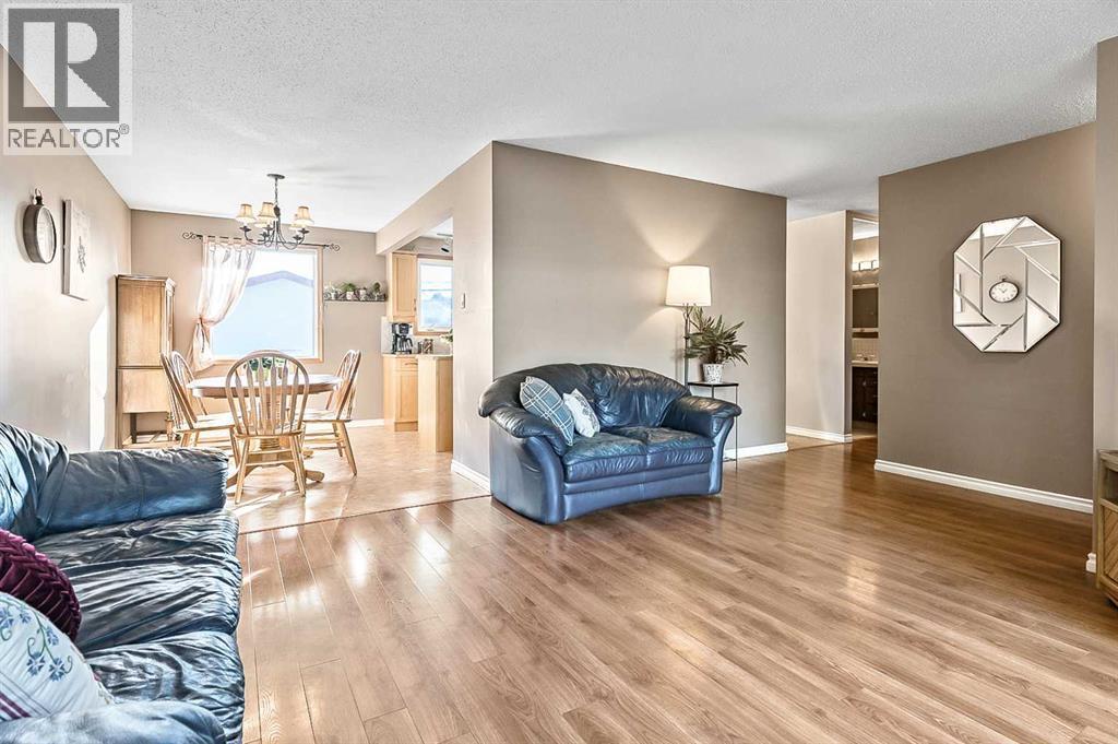 2628 Lionel Crescent Sw, Calgary, Alberta  T3E 6B1 - Photo 7 - A2229831