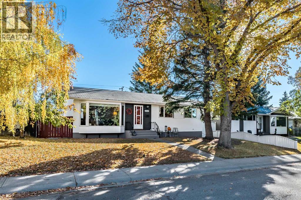 2628 Lionel Crescent Sw, Calgary, Alberta  T3E 6B1 - Photo 2 - A2229831