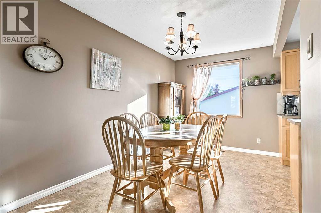 2628 Lionel Crescent Sw, Calgary, Alberta  T3E 6B1 - Photo 8 - A2229831