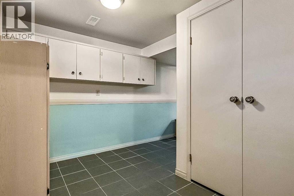 2628 Lionel Crescent Sw, Calgary, Alberta  T3E 6B1 - Photo 24 - A2229831