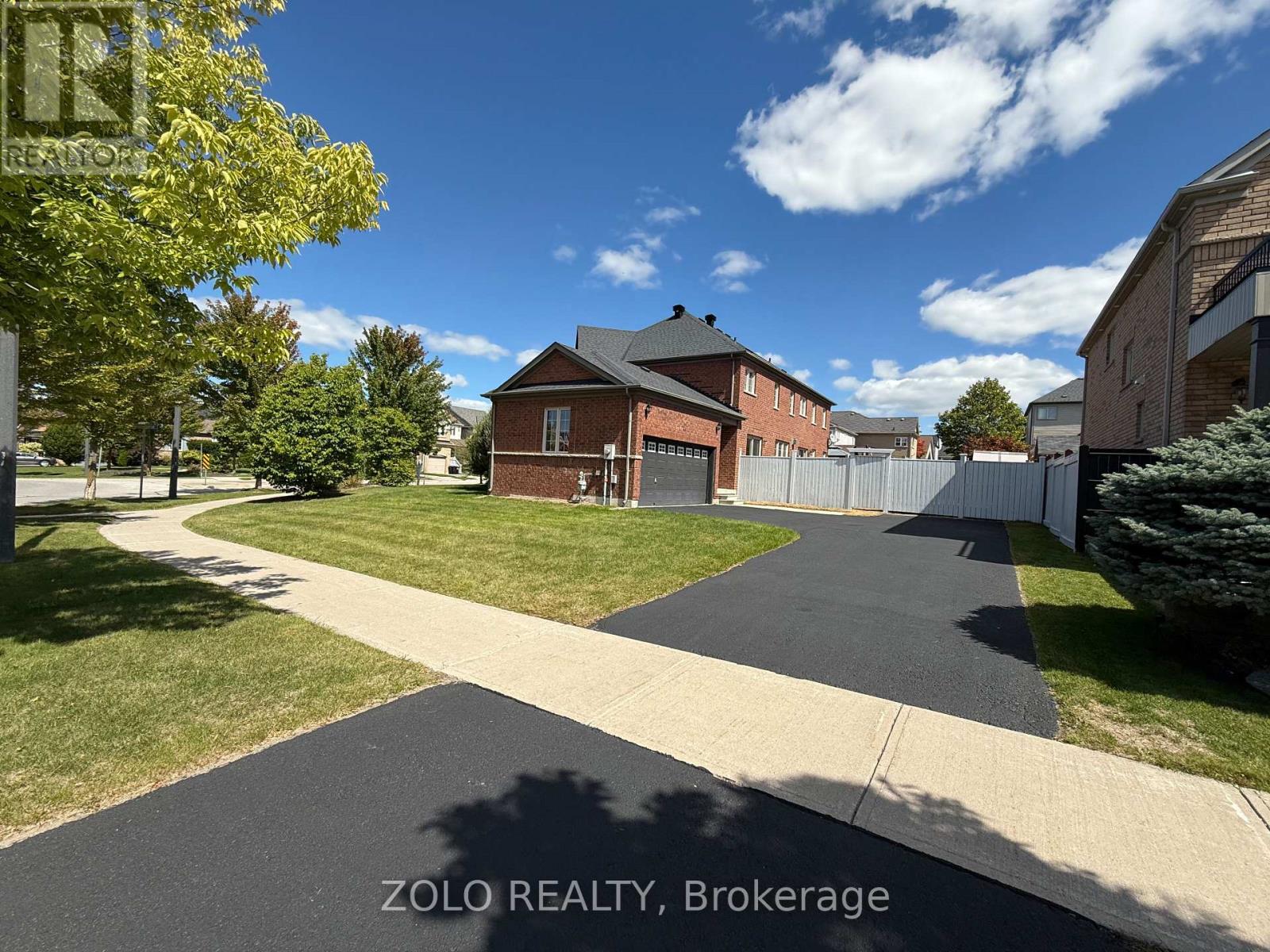 31 West Park Avenue, Bradford West Gwillimbury, Ontario  L3Z 0A5 - Photo 2 - N12378015