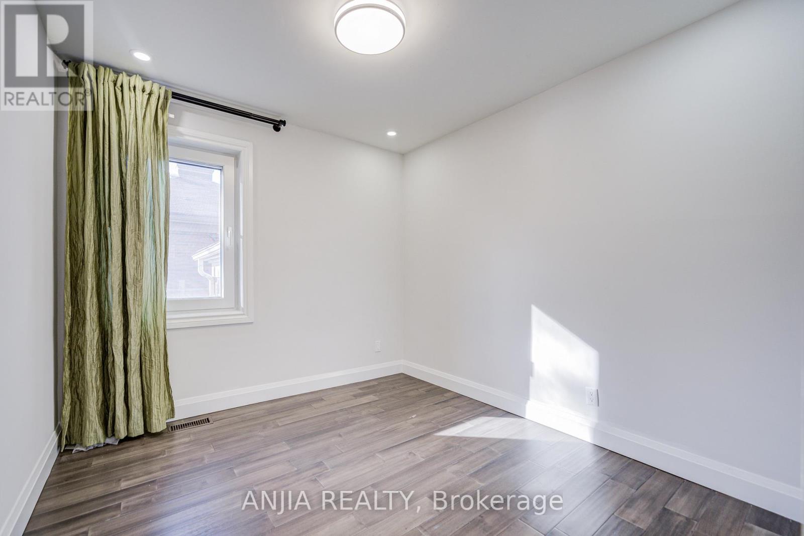 203 Van Dusen Boulevard, Toronto, Ontario  M8Z 3H7 - Photo 10 - W12570106