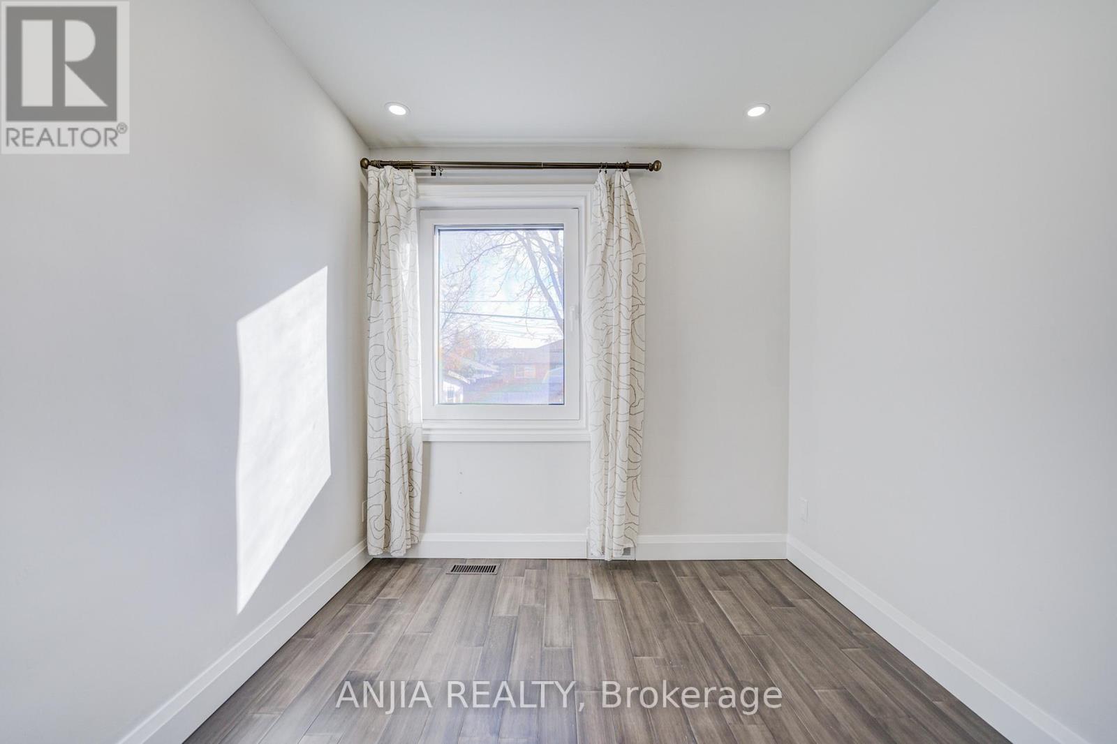 203 Van Dusen Boulevard, Toronto, Ontario  M8Z 3H7 - Photo 13 - W12570106