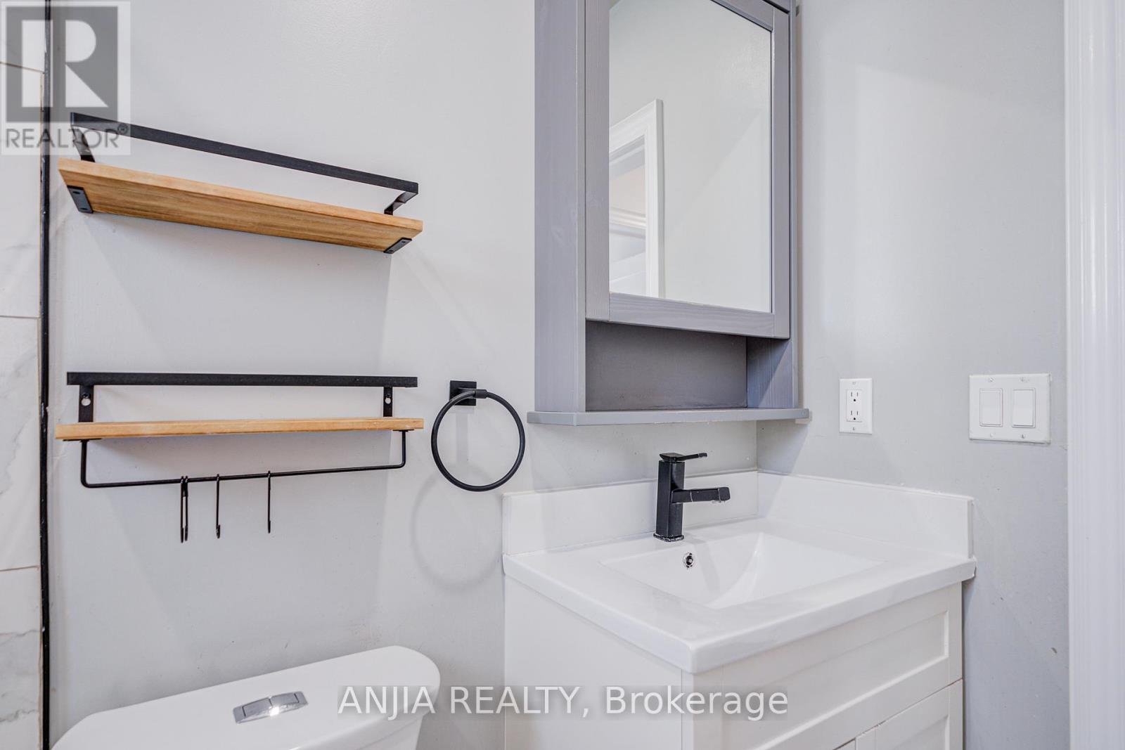 203 Van Dusen Boulevard, Toronto, Ontario  M8Z 3H7 - Photo 18 - W12570106