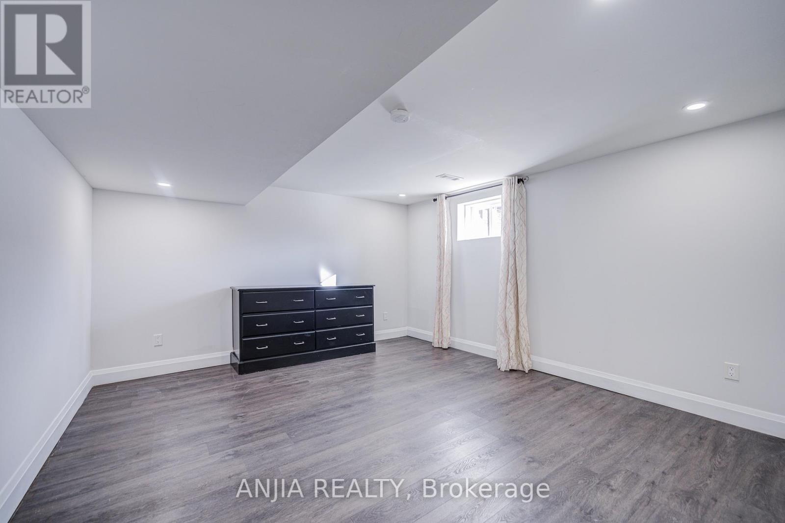 203 Van Dusen Boulevard, Toronto, Ontario  M8Z 3H7 - Photo 24 - W12570106