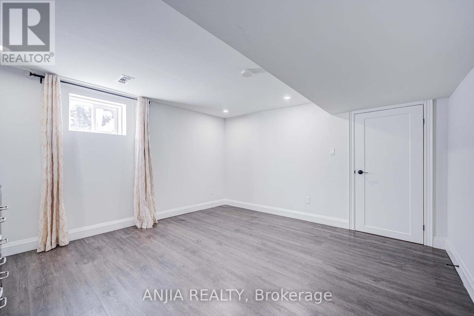 203 Van Dusen Boulevard, Toronto, Ontario  M8Z 3H7 - Photo 25 - W12570106