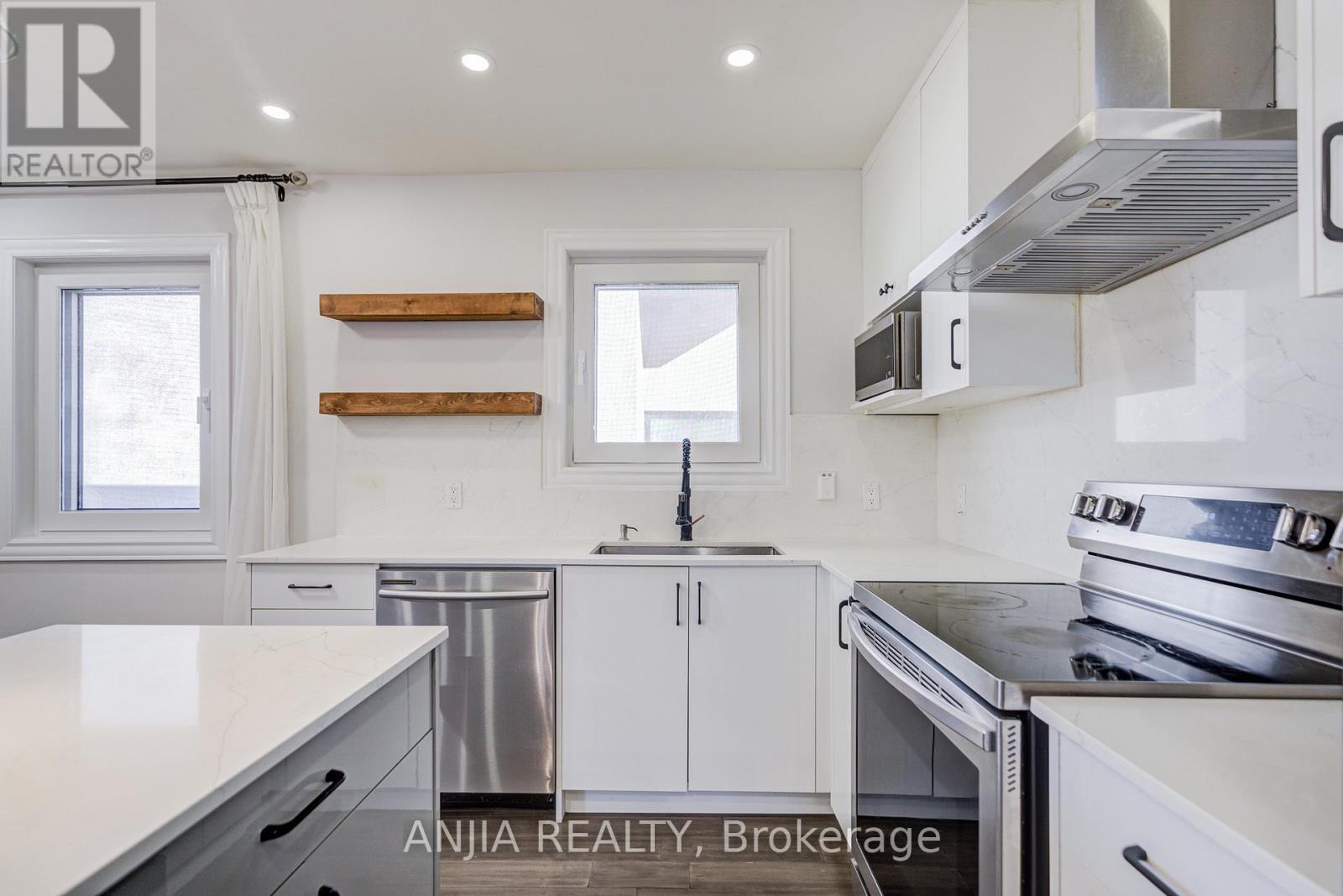 203 Van Dusen Boulevard, Toronto, Ontario  M8Z 3H7 - Photo 5 - W12570106