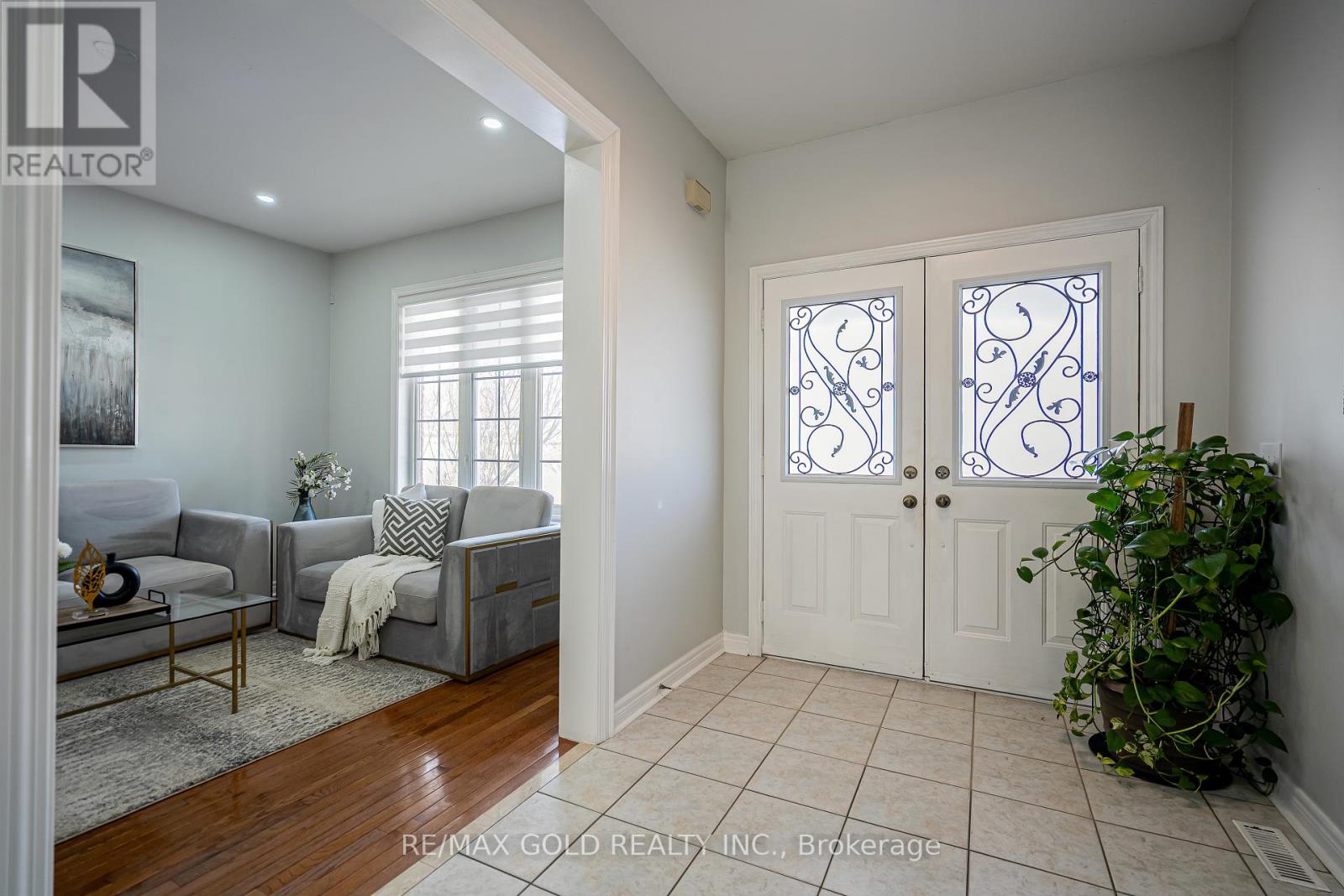 19 Rushbrook Drive, Brampton, Ontario  L6P 1E4 - Photo 4 - W12568562