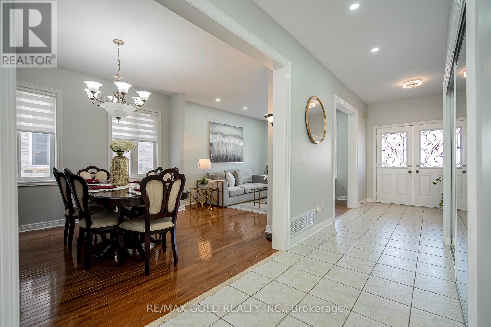 19 Rushbrook Drive, Brampton, Ontario  L6P 1E4 - Photo 8 - W12568562