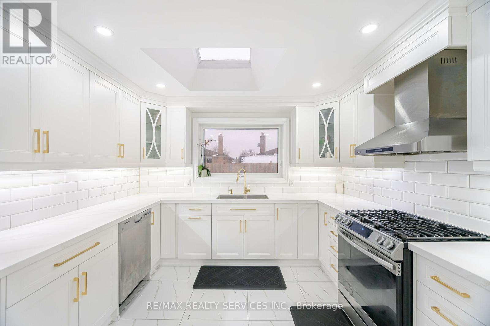 277 Centre Street N, Brampton, Ontario  L6V 2R3 - Photo 10 - W12569644