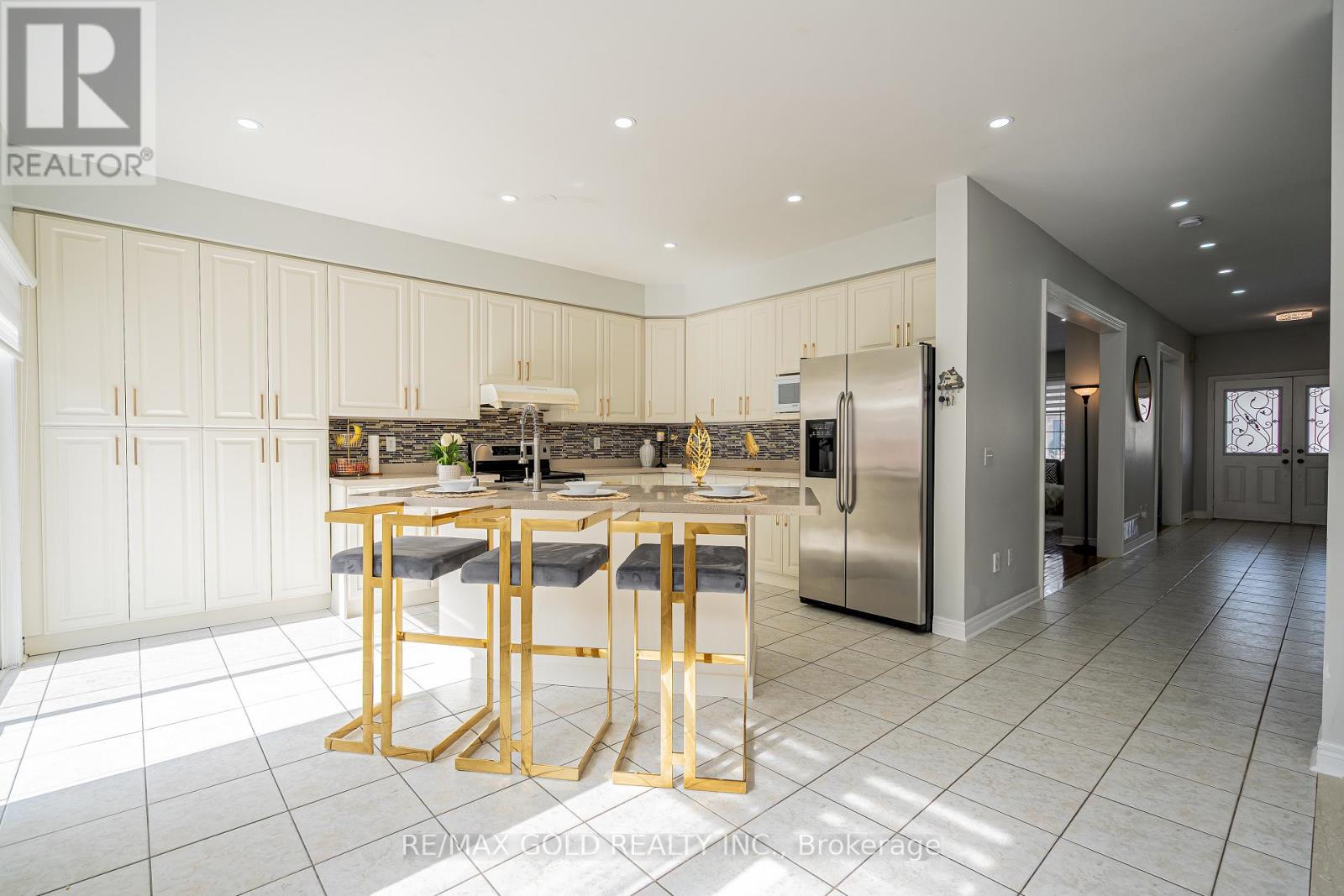 19 Rushbrook Drive, Brampton, Ontario  L6P 1E4 - Photo 9 - W12568562