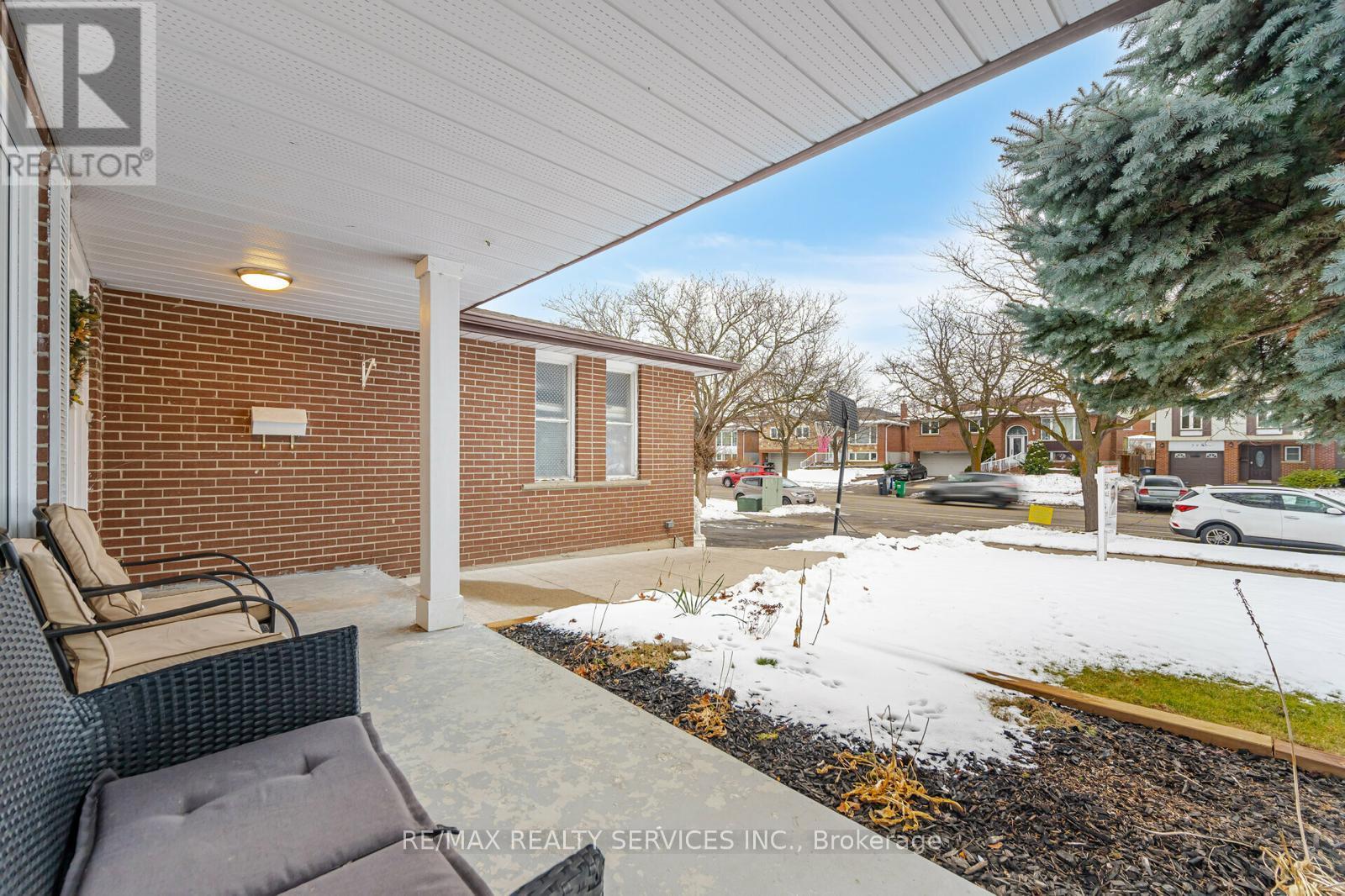 277 Centre Street N, Brampton, Ontario  L6V 2R3 - Photo 5 - W12569644