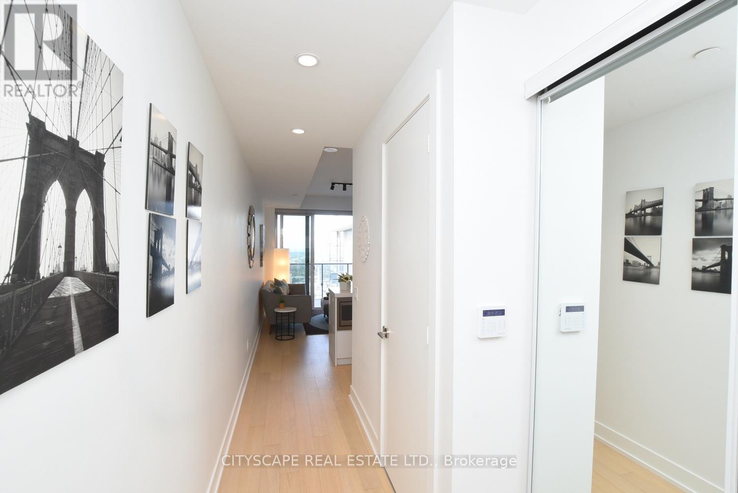 5712 - 7 Grenville Street, Toronto, Ontario  M4Y 0E9 - Photo 4 - C12549948