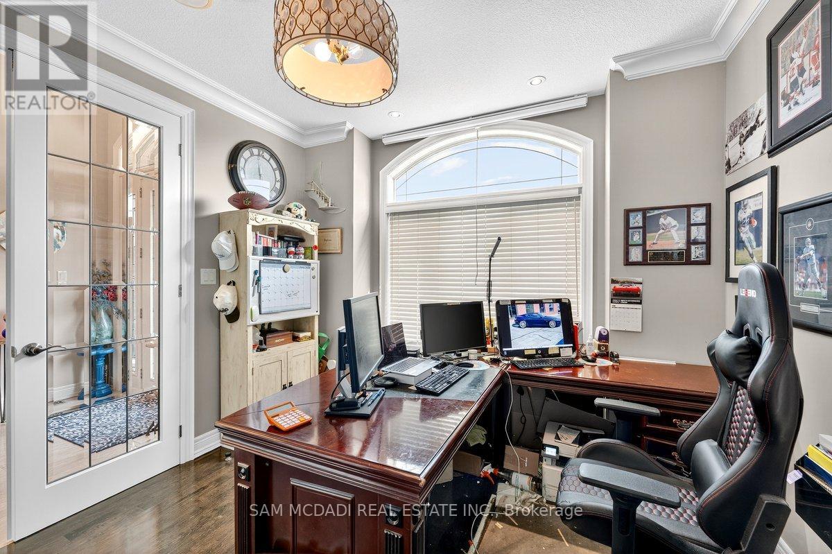 85 Hillcroft Drive, Hamilton, Ontario  L8J 3W9 - Photo 6 - X12406111