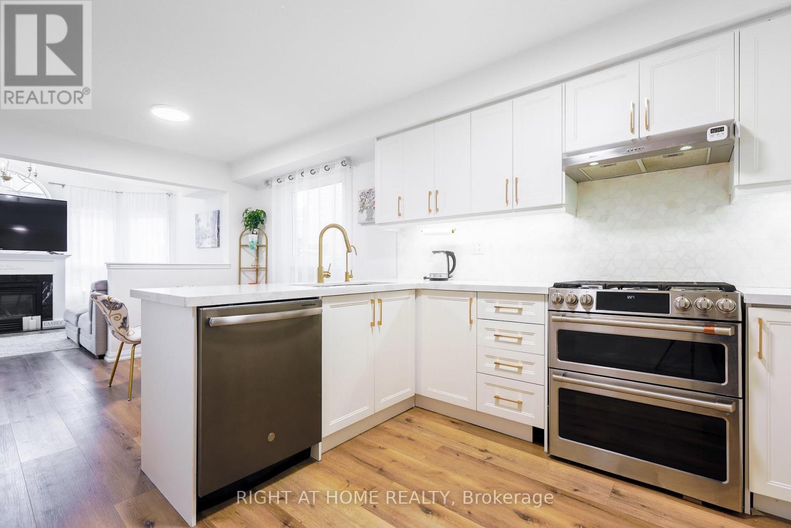 32 Eddington Place, Vaughan, Ontario L6A 3P6 - Photo 9 - N12537558