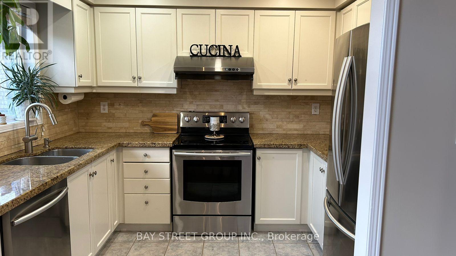 7375 Banffshire Court, Mississauga, Ontario  L5N 7Z9 - Photo 4 - W12570124